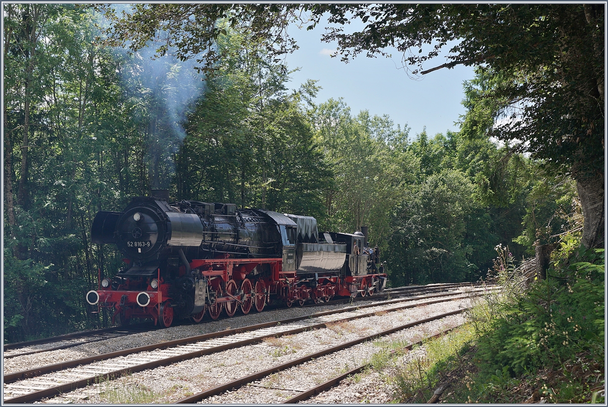 Bei der Coni'Fer (CFTPV) eine neue Heimat gefunden haben die mächtige (ex DR) 52 8163-9 (Baujahr 1943) und die kleine E 3/3 N° 5 (ex Alusuisse, Baujahr 1915) die in Hôpitaux Neufs Rücken an Rücken rangieren. 

16. Juli 2019