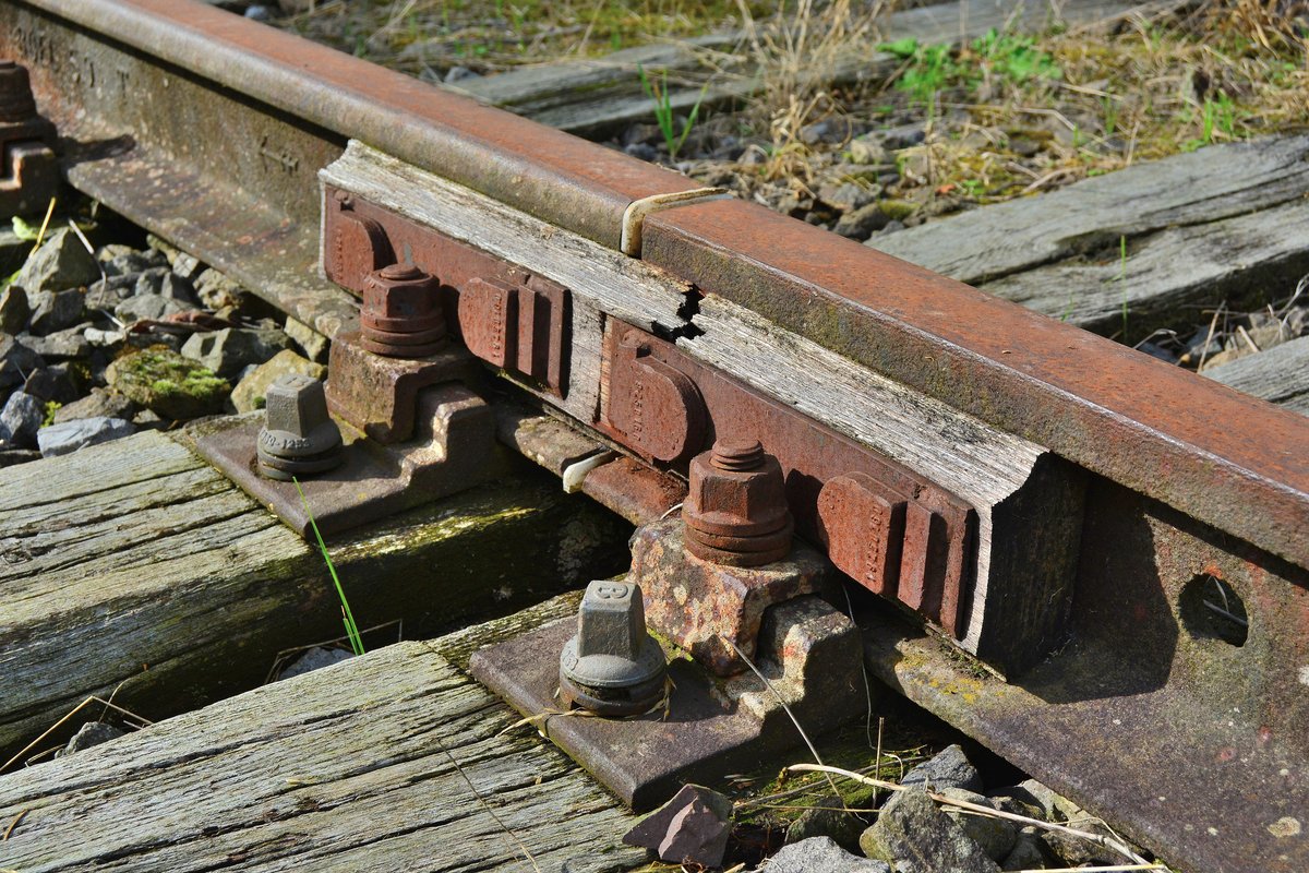 Bei dem Anblick der Holzlaschen war ich erstaunt. Diese Holzlaschen werden seit 20 Jahren nicht mehr in Deutschland eingesetzt. Hierbei handelt es sich um einen Isolierstoß denn zwischen den beiden Schienen befindet sich ein Prastik Profil der Schiene. Hier sieht man wie alt die Strecke schon ist.

Raeren 08.10.2016
