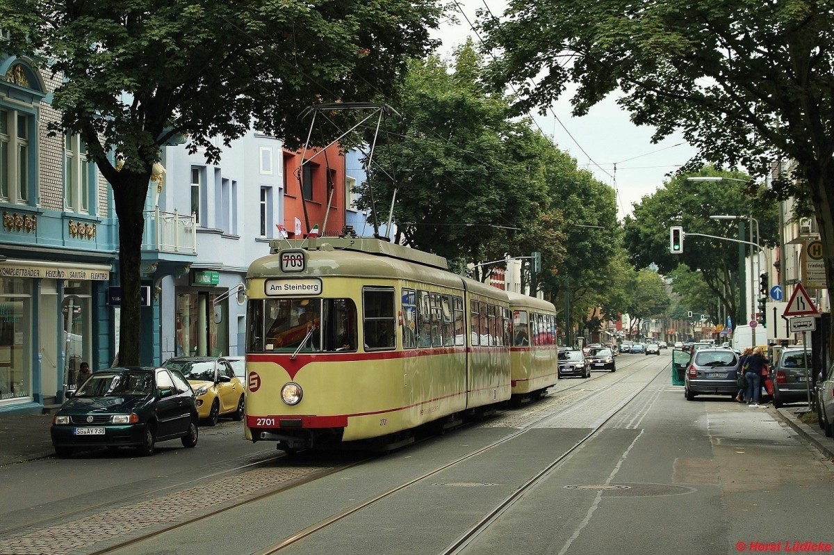 Bei dem Museums-Tw 2701 (Baujahr 1960) handelt es sich um den ehemaligen Tw 38 der Neusser Strassenbahn, der 1971 nach der Einstellung des dortigen Betriebes zusammen mit zwei baugleichen Fahrzeugen zur Rheinbahn kam. Die Rheinbahn baute die ursprnglichen Zweirichtungsfahrzeuge zu Einrichtungs-Tw um. Hier ist er am 08.09.2013 mit Bw 1680 als Zubriner zum Brgerfest anllich der 725-jhrigen Stadterhebung Dsseldorfs in Gerresheim unterwegs. 