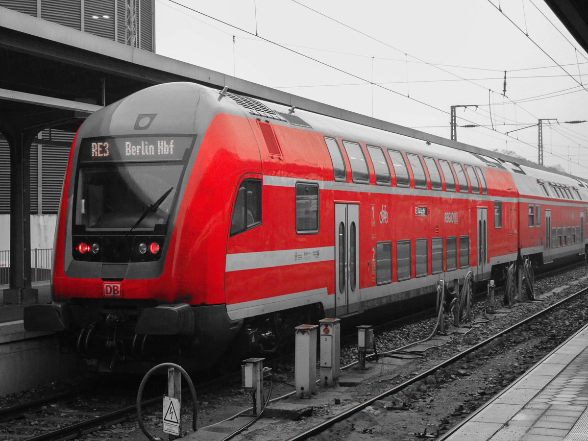 Bei dem ollen Wetter benötigt man ohnehin nicht mehr als eine Farbe: RE3 nach Berlin in Stralsund Hbf, 11.01.2018.