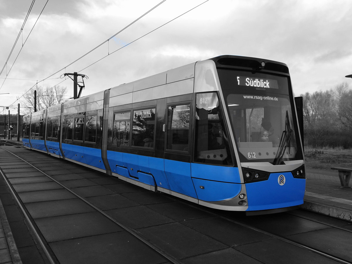 Bei dem ollen Wetter benötigt man ohnehin nicht mehr als eine Farbe: Wagen 612 der Rostocker Straßenbahn mit Linie 5 zum Südblick an der Stadthalle, 17.01.2018.