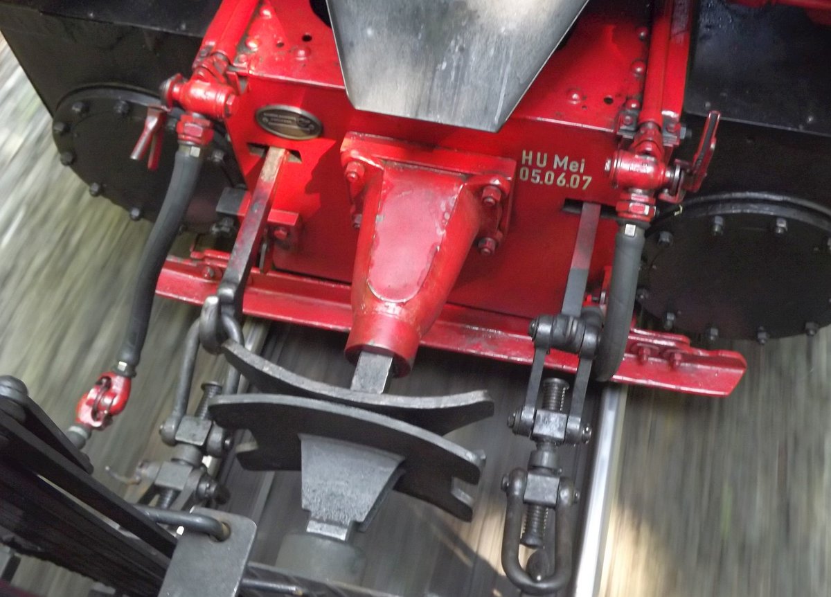 Bei dem Schnappschuss kann man erkennen, das die 99 5902 ihrer Stellung am Zug alle Ehre machte, man beachte die durchhängenden Kupplungen, was bedeutet, das sie kräftig schiebt!Die Geräuschkulisse auf  meiner  Plattform war einmalig ! 27.07.2012