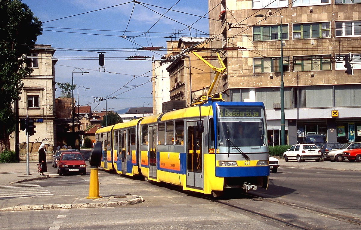 Bei dem Tw 601 der Straßenbahn Sarajevo handelt es sich um einen Achtachser des Typs Satra III, der aus einem K2YU unter Zufügung eines Niederflur-Mittelteils umgebaut wurde (Sommer 2005)