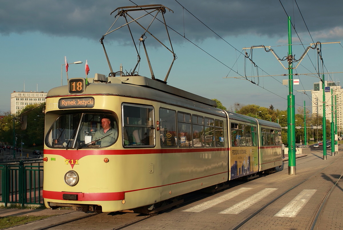 Bei dem Tw 711 der Straßenbahn Poznan/Posen, der am 02.05.2016 die Haltestelle am Hauptbahnhof verläßt und abgesehen von der Werbung am Mittelteil noch in seiner ursprünglichen Farbgebung unterwegs ist, handelt es sich um den früheren Rheinbahn-GT8 2664, in Dienst gestellt im Jahre 1969