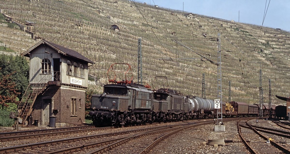 Bei Dg 54664 von Heilbronn nach Kornwestheim leistete im Winterfahrplan 1981 planmig eine 193 Nutzvorspann vor einer Mannheimer 194. Hier ist das Gespann mit 193 016 und 194 073 am 20.5.1981 in Besigheim zu sehen.