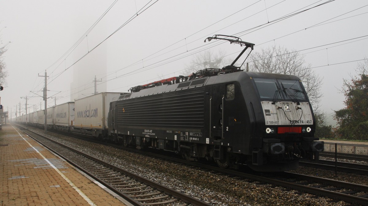 Bei dichtem Morgennebel taucht 189 457-5 (PL) mit einem EKOL-Ganzzug auf. Hier bei der Durchfahrt am 14.11.2014 mit Ersatzsignal im Bahnhof Böheimkirchen Richtung Linz.