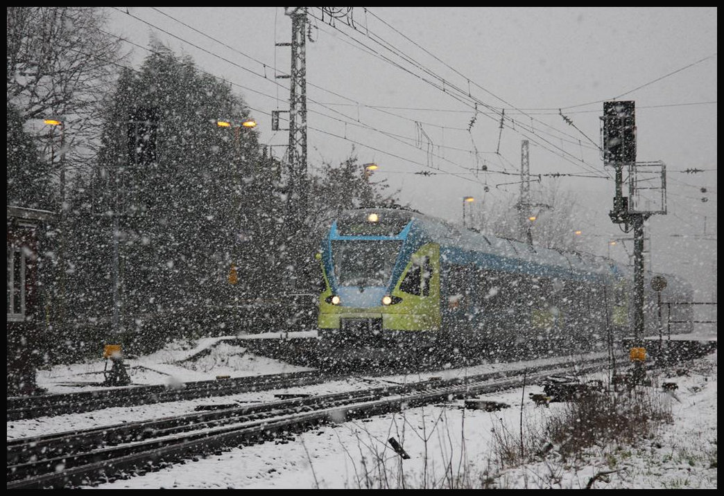 Bei dichtem Schneetreiben hält am 17.1.2018 ein zweiteiliger Zug der Eurobahn auf dem Weg nach Osnabrück im Bahnhof Natrup Hagen.