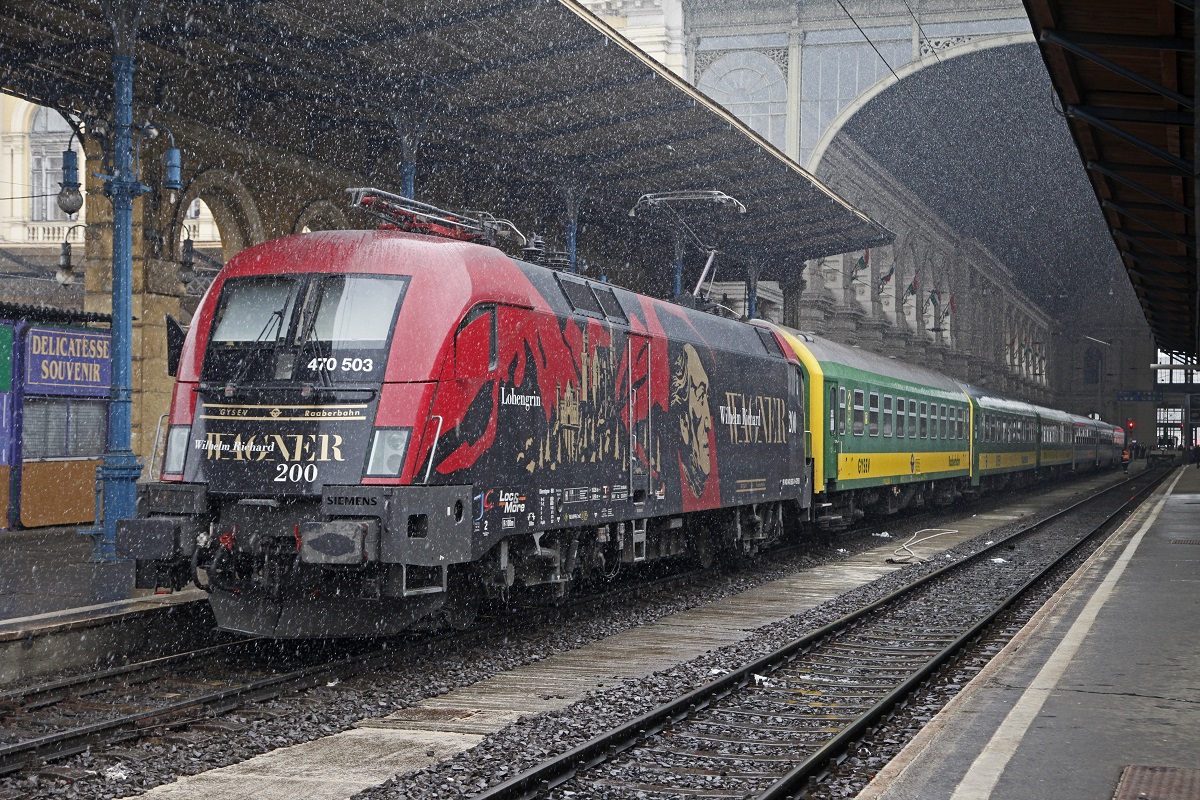Bei dichtem Schneetreiben steht 470 503 (Richard Wagner)am 29.01.2015 in Budapest Keleti.
