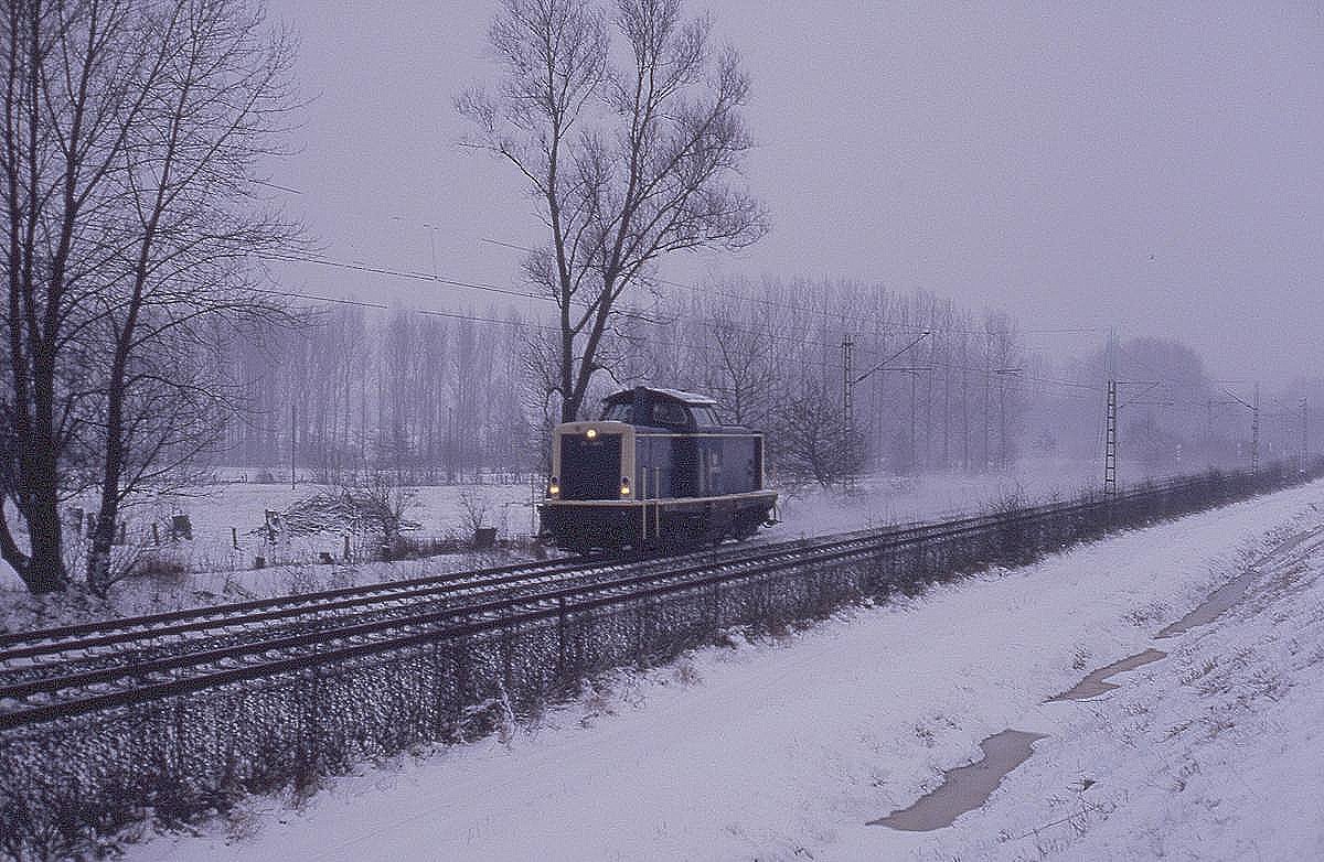 Bei dichtem Schneetreiben war 211011 des BW Osnabrück solo am 11.2.1987 in Osnabrück - Hellern in Richtung Hasbergen unterwegs.