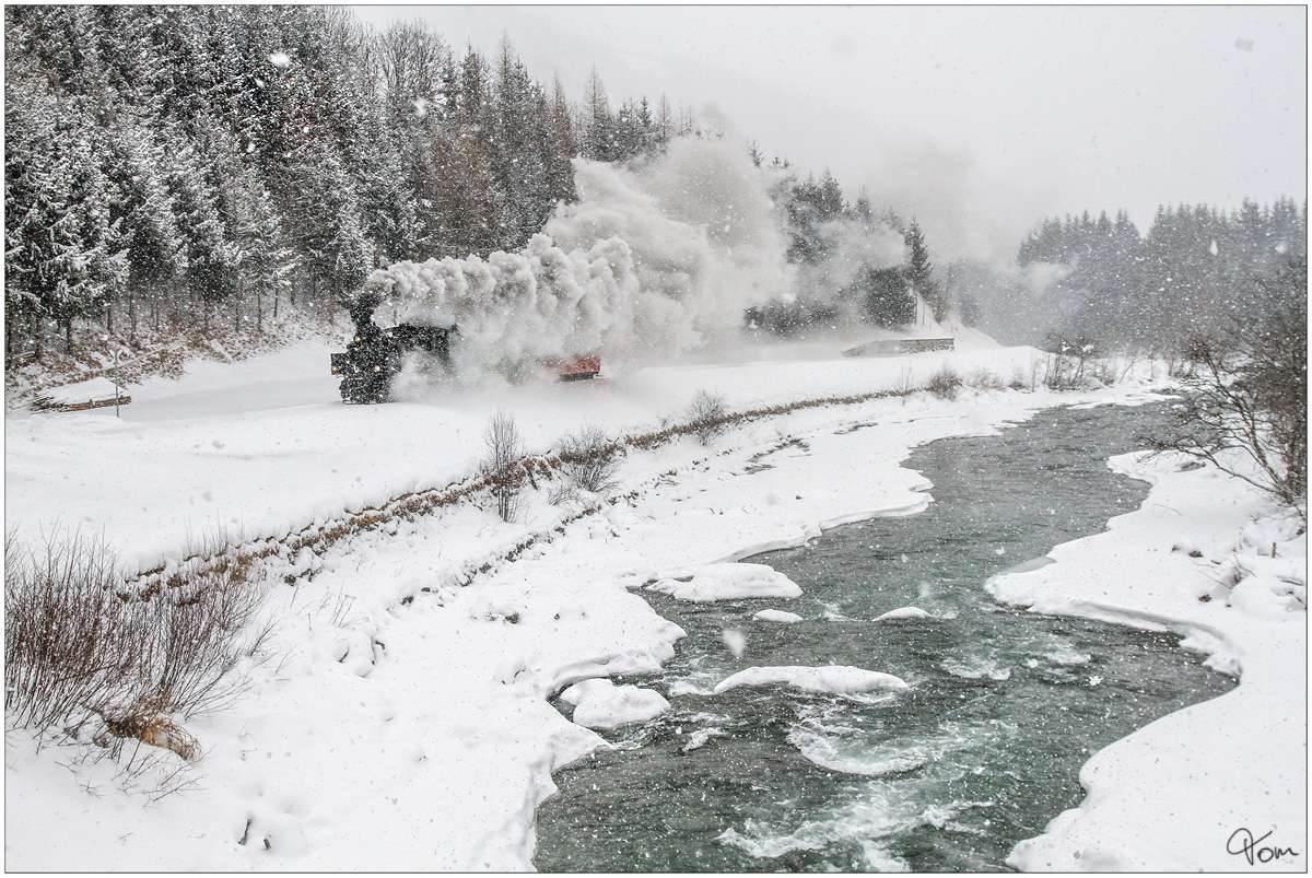 Bei dichtestem Schneetreiben, fährt die STLB Dampflok U11 mit einem Sonderzug von Murau nach Tamsweg, aufgenommen nahe Hintering.
7.2.2012