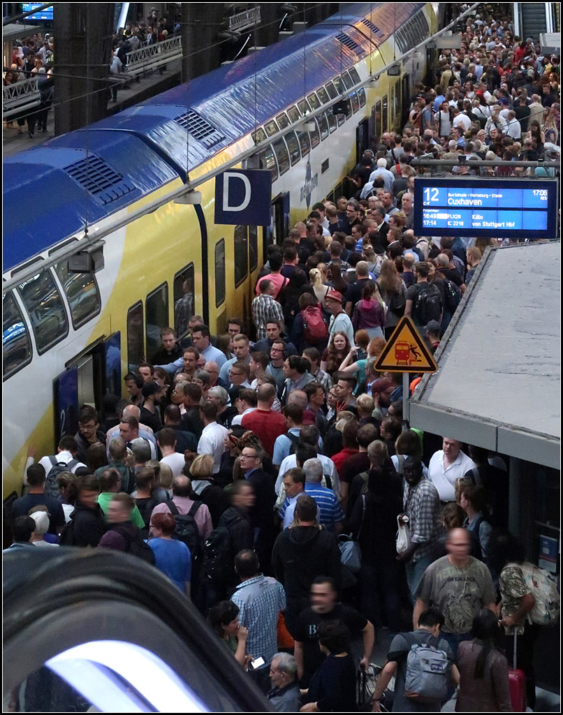 Bei diesem Anblick -

... müsste dem Corona-Virus das Wasser im Mund zusammenlaufen.

Hamburg-Hauptbahnhof abends im 17:00 mit einem Metronom-Dosto nach Cuxhaven.

15.08.2018 (M)