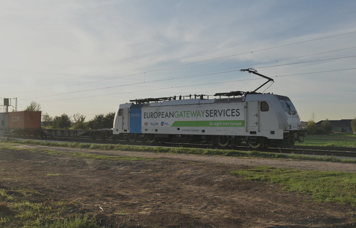 Bei diesem Bild habe ich versucht dem Gegenlicht ein Schnippchen zu schlagen als die 186 421 mit einem Klv bei Gubberath gen Köln gefahren. 17.9.2018
