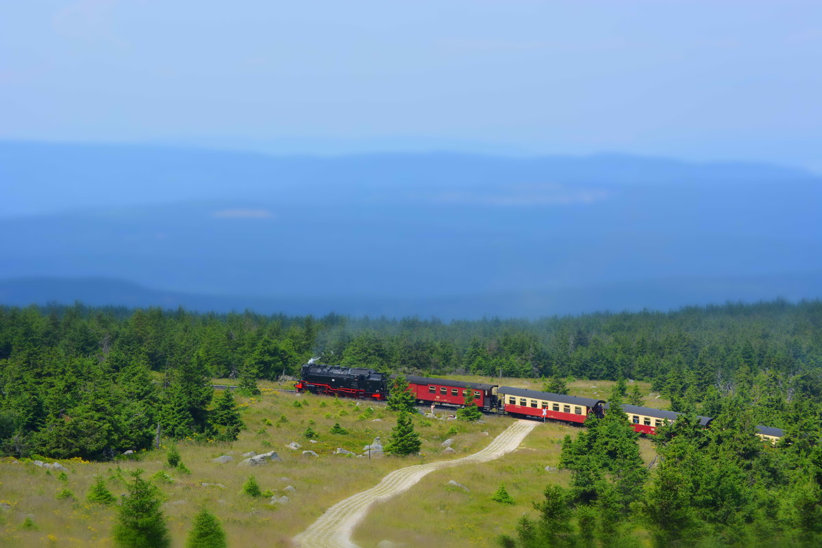 Bei diesem Bild konnte ich den Miniatureffekt nicht unversucht lassen und das Ergebnis zeigt die Brockenbahn als Modellbahn. Der Effekt wirkt hier besonders gut.
99 7232-4 muss noch eine Runde um den Brocken fahren bis sie den Bahnhof Brocken erreicht.

Brocken 22.07.2016