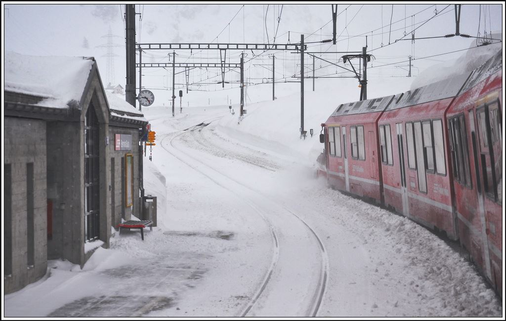 Bei diesem Huddelwetter steigt niemand aus oder zu in Bernina Suot. (05.02.2014)