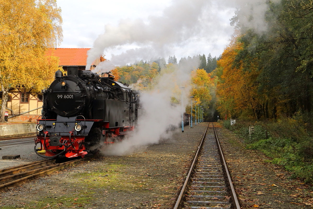 Bei diesem letzten Bild des abfahrbereiten IG HSB-Sonder-PmG`s am 23.10.2016, streichelt sogar mal ein schwacher Sonnenstrahl über die Szenerie im Bahnhof Alexisbad. Viel Zeit, den Anblick zu genießen hatte ich nicht, die Arbeitszylinder der Loks werden bereits vorgewärmt, die Abfahrt steht unmittelbar bevor und das heißt für den Fotografen nun schleunigst einzusteigen! Der nächste Fotohalt steht dann in Straßberg an.