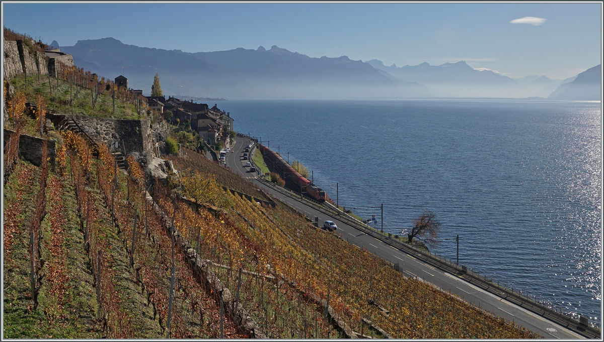 Bei diesem Panorama im Lavaux über den Genfer See in Richtung Chablais ist der Novelis Güterzug mit einer DB 185 ein Detail am Rande...

 