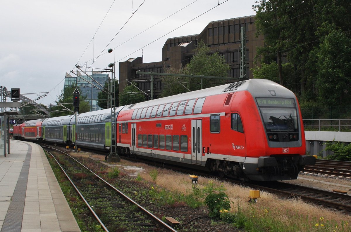 Bei diesem RE70 handelt es sich wohl vornehmlich um eine Überführung, da die Einheit nur aus 4 statt der sonst üblichen 6 Wagen besteht. Von 112 149-0 geführt verlässt dieser  kurze  RE21027 nach Hamburg Hauptbahnhof am Nachmittag des 12.6.2016 den Kieler Hauptbahnhof.