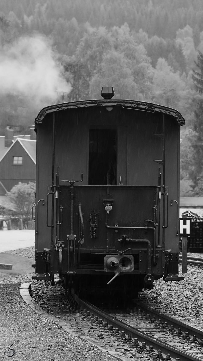 Bei diesem Schmuddelwetter kann das Anheizen des Gepäckwagens mit Dienstabteil KD4 (974-378) sicher nicht schaden. (Jöhstadt, September 2020)