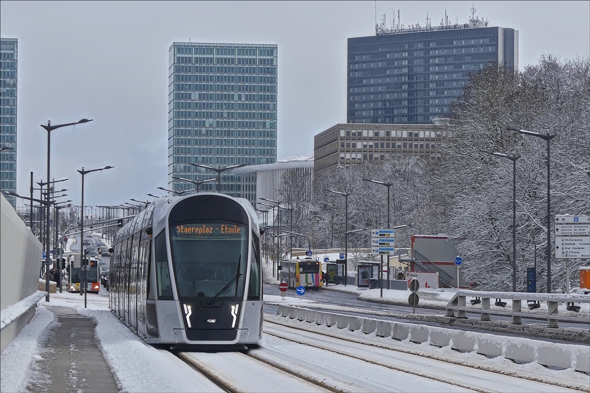 Bei diesem Wetter ist ein Abstecher zur stdtischen Straenbahn von Nten, wenn schon einmal mehr Schnee im Sden von Luxemburg liegt als bei uns im Norden. 
Das Bild zeigt einen CAF Urbos von LUXTRAM S.A. auf dem Pont Grande-Duchesse Charlotte (Rout Brck). 31.01.2019 (Jeanny)