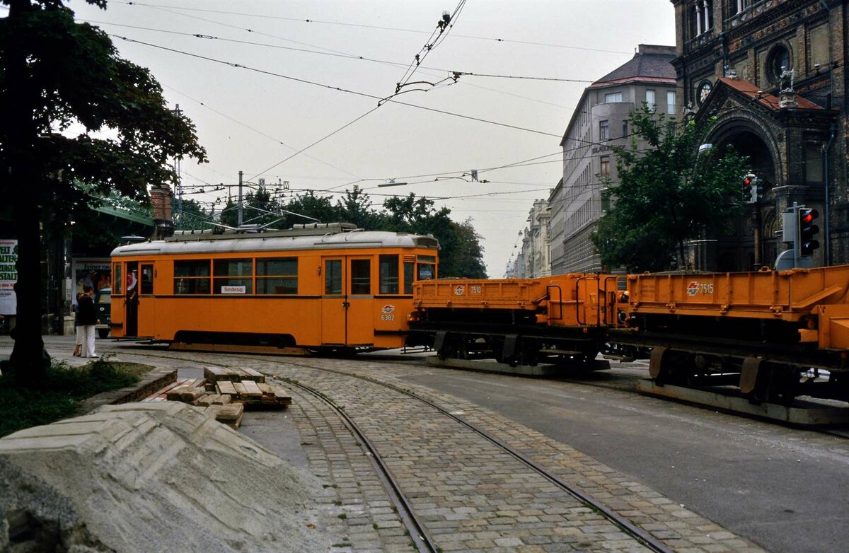 Bei diesem Wienurlaub war ich am 15.08.1984 sehr glücklich, einen solchen Zug zu entdecken: ATW 6382 mit Wagen 7010 und 7015 
