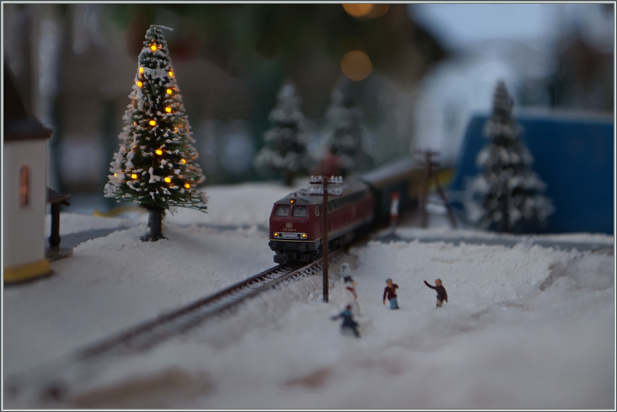 Bei diesen relativ hohen Sommertemperaturen tat ein Griff ins Archiv ganz gut: Dieses Bild zeigt ein Z-Bahn Diorama welches dank Kunstschnee auch im Sommer Vorweihnachtliche Gefühle aufkommen lässt.
28. Dez. 2014