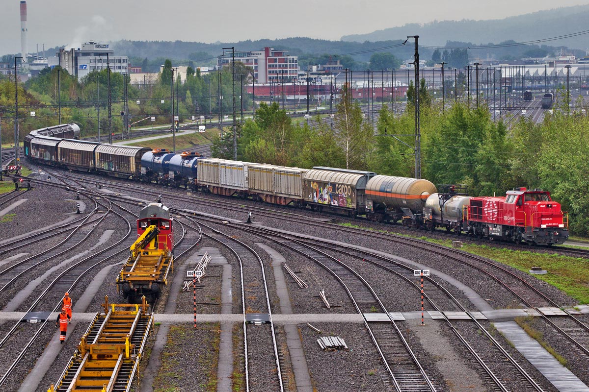 Bei diesigem Wetter zieht die Am 843 001-9 einen Gemischten Güterzug durch den Rbf Limmattal.Bild März 2016