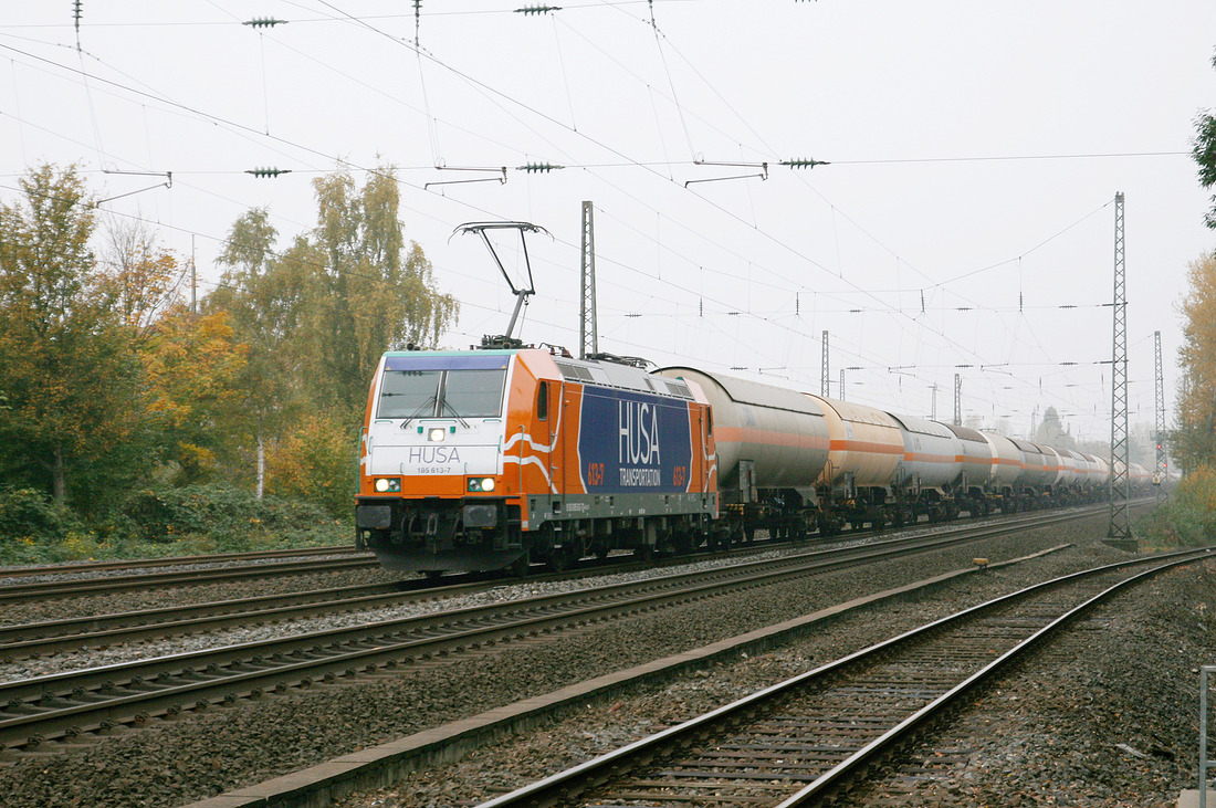 Bei diesigen Wetterverhältnissen wurde HUSA 185 613 mit Druckgaskesselwagen zwischen Düsseldorf-Reisholz und Düsseldorf-Benrath fotografiert.
Aufnahmedatum: 25. Oktober 2012