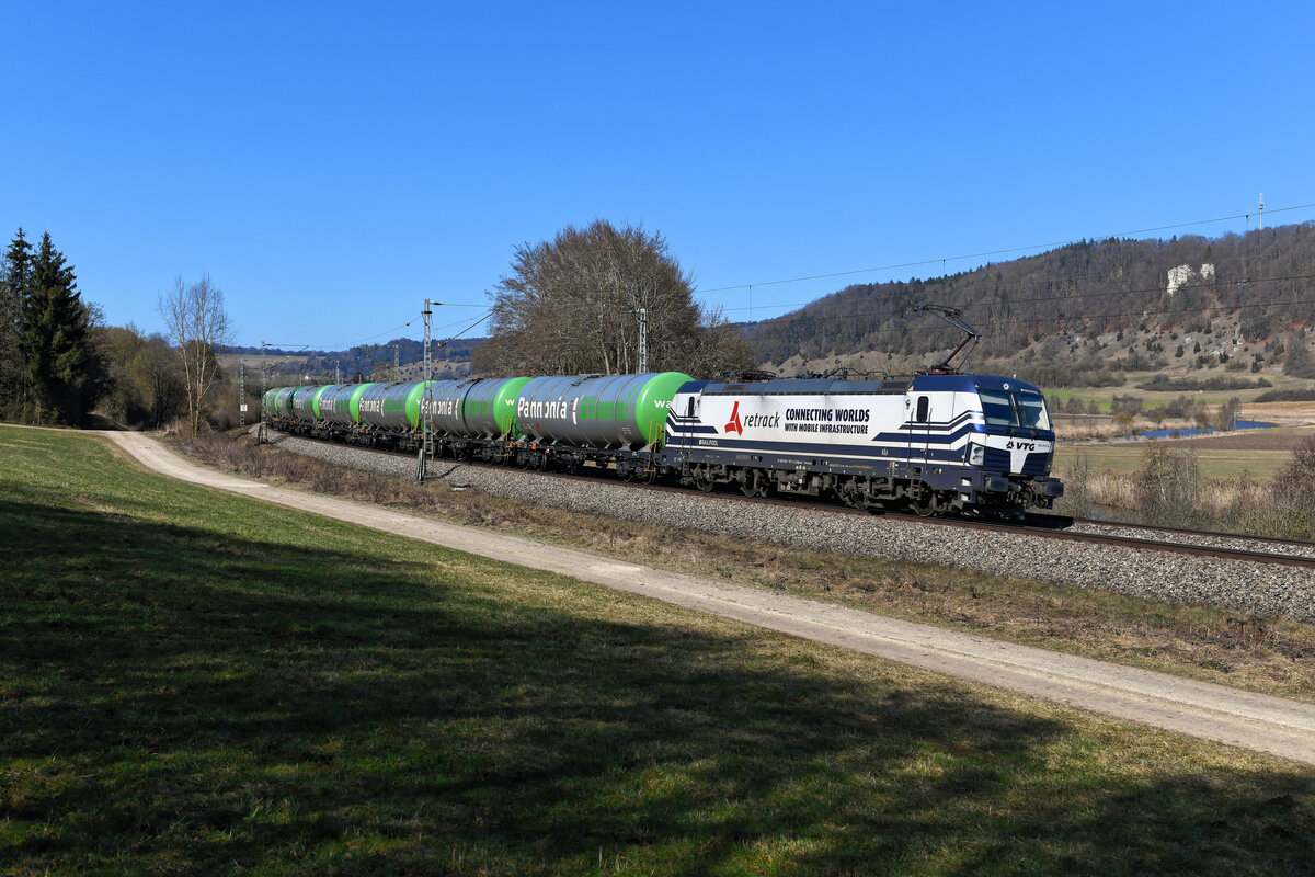 Bei Dollnstein im Altmühltal konnte ich am 28. Februar 2021 einen fotogenen Kesselwagenzug - geführt von der im neuen attraktiven Retrack-Design gehaltenen 193 817 - fotografieren. Diese Leistung wurde aufgrund von Bauarbeiten zwischen Nürnberg und Regensburg über Ingolstadt umgeleitet. 