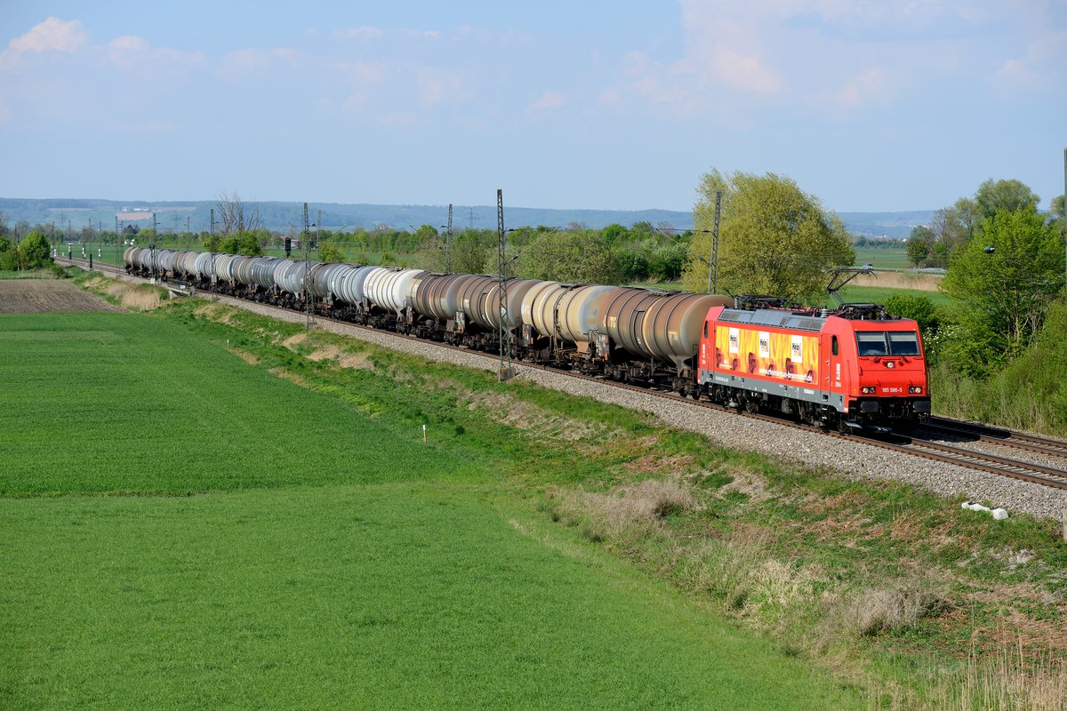 Bei Druisheim gelang am 24. April 2014 diese Aufnahme von der HGK 185 586 mit einem Kesselwagenganzzug in Richtung Augsburg fahrend. Mutmaßlich handelt es sich dabei um einen Kerosintransport zum Tanklager des Münchner Flughafens.