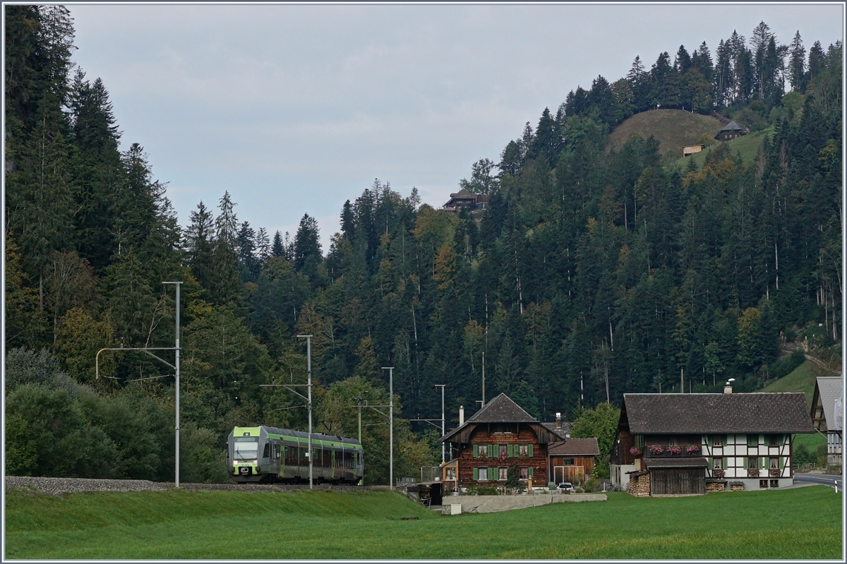 Bei Dürrenbach ist der BLS  Lötschberger  RABe 535 106 als S 6 22632 von Luzern nach Langnau unterwegs und erreicht in wenigen Minuten Trubschachen. Während die weitere Umgebung schon zum Emmental gehört, ist der Talboden nördlich der Ilfis und somit auch das Trasse der Bahn noch Bestandteil des Entlebuchs. 

1. Oktober 2020