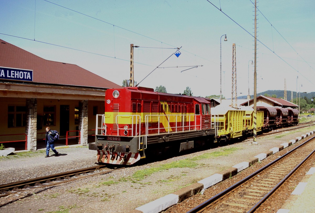 Bei der Durchfahrt am 10.6.2004 durch den Bahnhof Kralova Lehota wartete auf
dem ersten Gleis am Hausbahnsteig 742646 mit einem Bauzug.