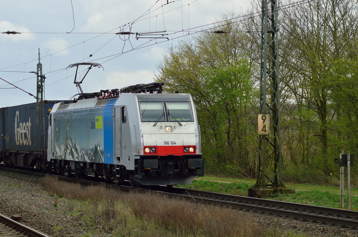 Bei der Durchfahrt in Boisheim ist die E 186 104 der BLS/Railpool mit einem Containerzug gen die Niederlande von mir abgelichtet worden am Sonntag den 23. März 2014.