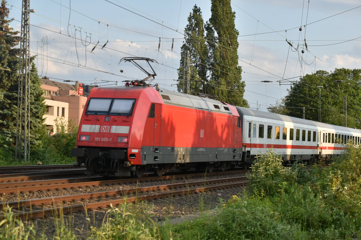Bei der Durchfahrt des IC2223 durch Rheydt Hbf ist die 101 005 schiebend nach Aachen Hbf zu sehen. 29.5.2019