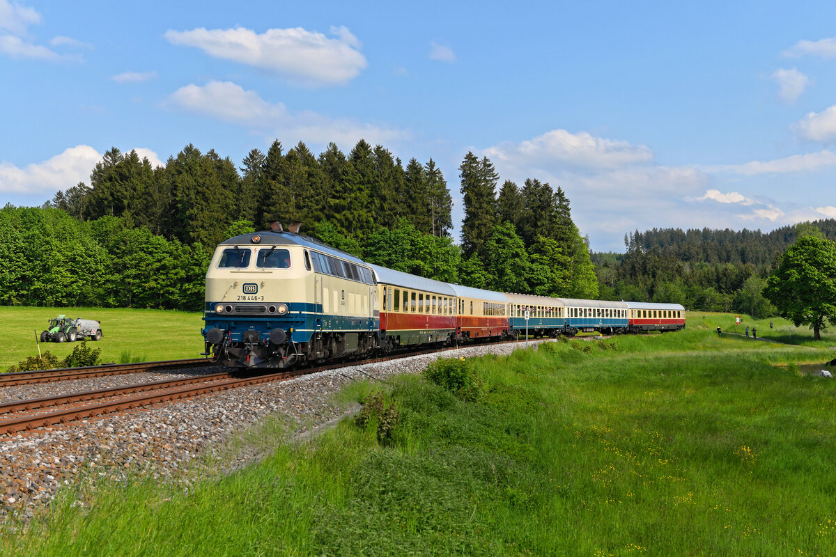 Bei der Durchfahrt durch den Betriebsbahnhof Jodbad Sulzbrunn konnte ich die Sonderfahrt des FD 523  Allgäu  erneut dokumentieren. Hier lieferte sich die 218 446 ein Wettrennen mit einem Traktor samt Odelfass. Die Personen im Bildhintergrund zeigen, dass die Fahrt des Zuges intensiv verfolgt wurde. Selbst in den lokalen Medien wurde das Ereignis angekündigt (27. Mai 2023).   