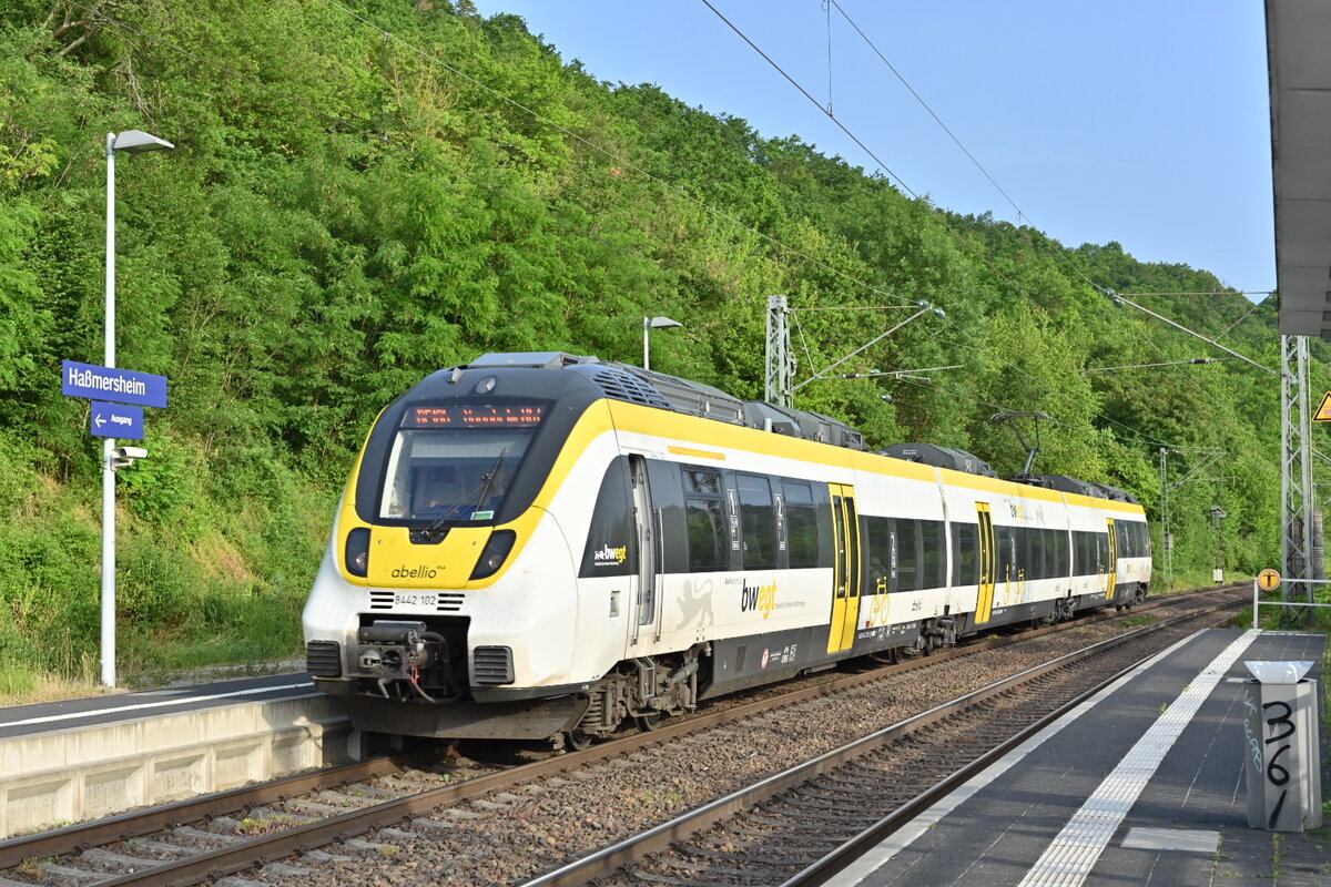 Bei der Durchfahrt in Haßmersheim ist hier am Freitag Abend der 8442 102 als RE 10a nach Mannheim Hbf zusehen, sein nächster Halt ist Mosbach Neckarelz.