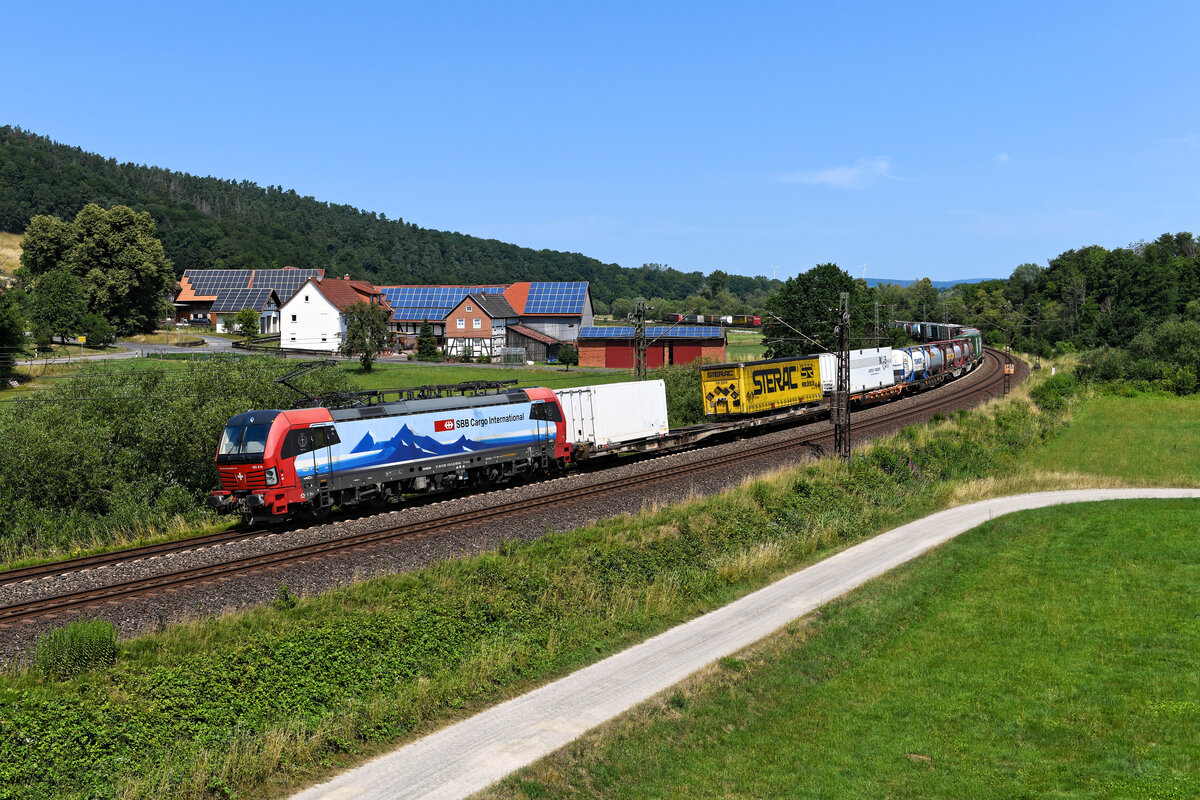 Bei der Durchfahrt in Hermannspiegel  gut im Licht  lag am späten Vormittag des 08. Juli 2023 der SBB Cargo Vectron 193 476 mit dem KLV-Zug DGS 43017 von Hamburg Billwerder nach Gallarate. Lok sauber, Zug gut beladen, kein Wolken- oder Gegenzugschaden - was will man mehr?