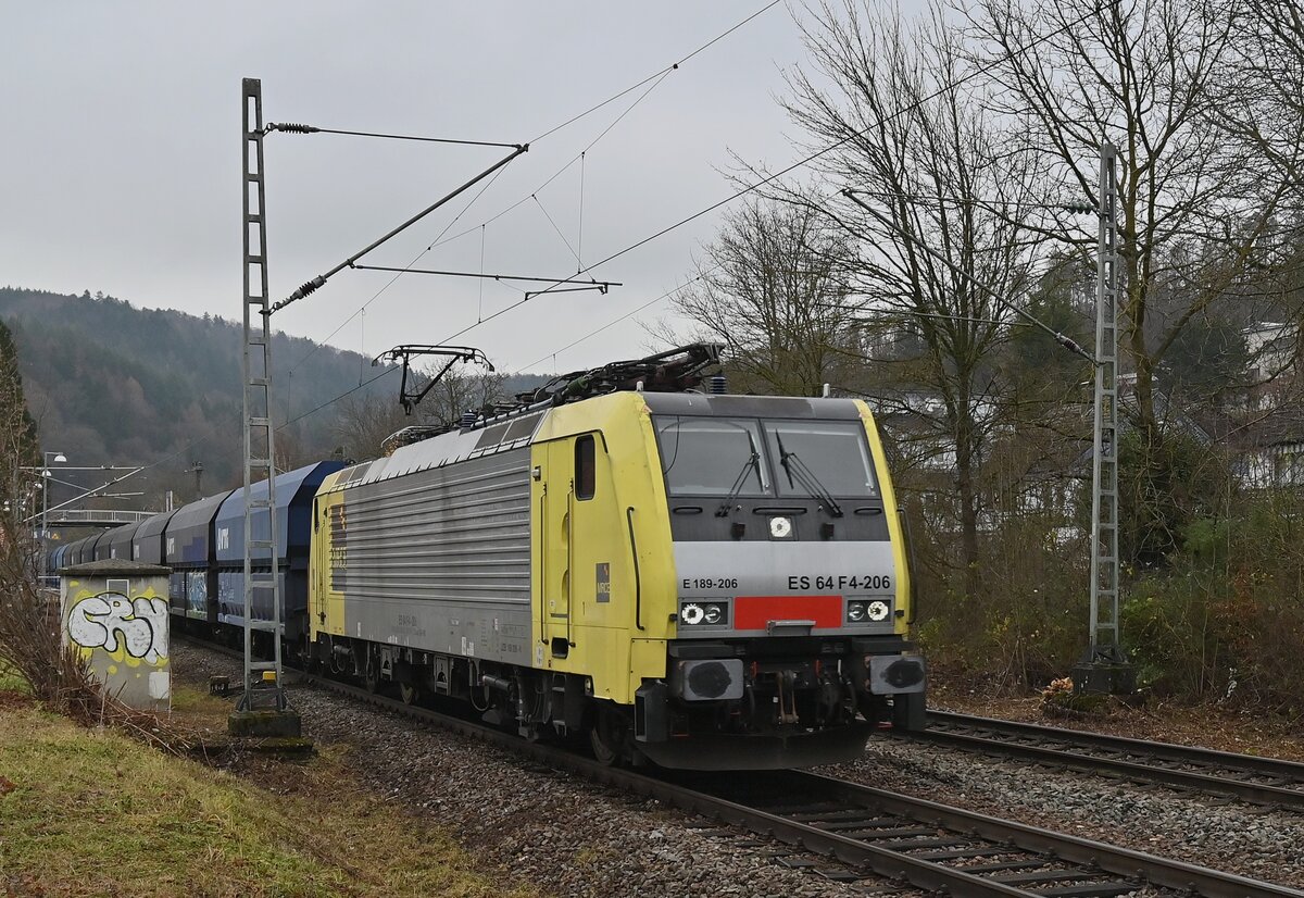 Bei der Durchfahrt ist hier die 189 206 von MRCE für die NIAG fahrend am Mittag des 9.12.2021 gen Heilbronn zusehen.