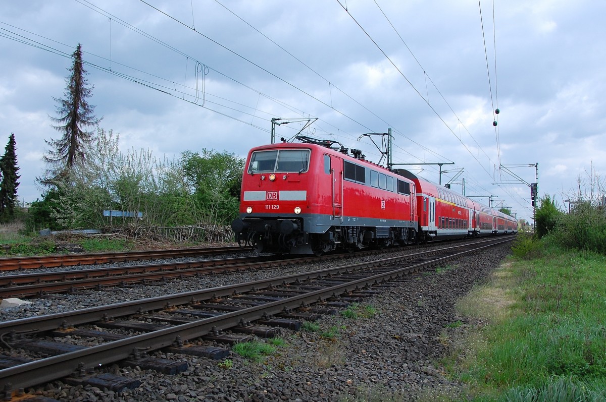 Bei der Durchfahrt in Kleinenbroich ist hier die 111 129 mit einem RE4 nach Aachen zu sehen. 9.4.2014