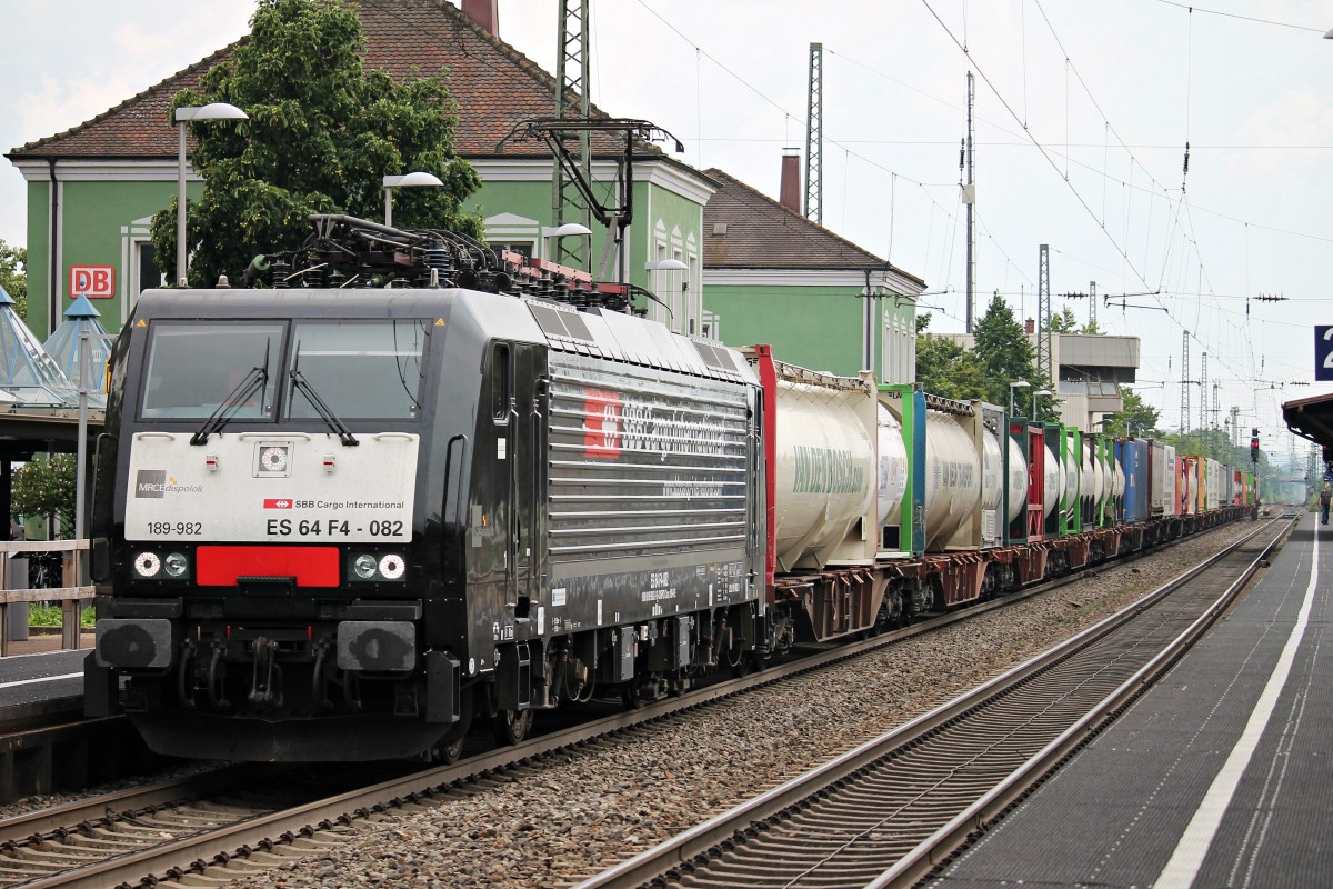 Bei der Durchfahrt von Müllheim (Baden) befindet sich am 23.07.2014 die ES 64 F4-082 von SBB Cargo mit einem Containerzug.
