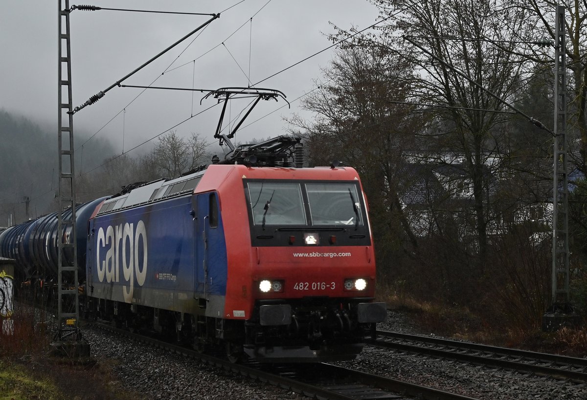 Bei der Durchfahrt in Neckargerach ist die 482 016-3 bei Starkregen mit einem KEWA-Zug gen Neckarelz fahrend zusehen. 3.2.2021