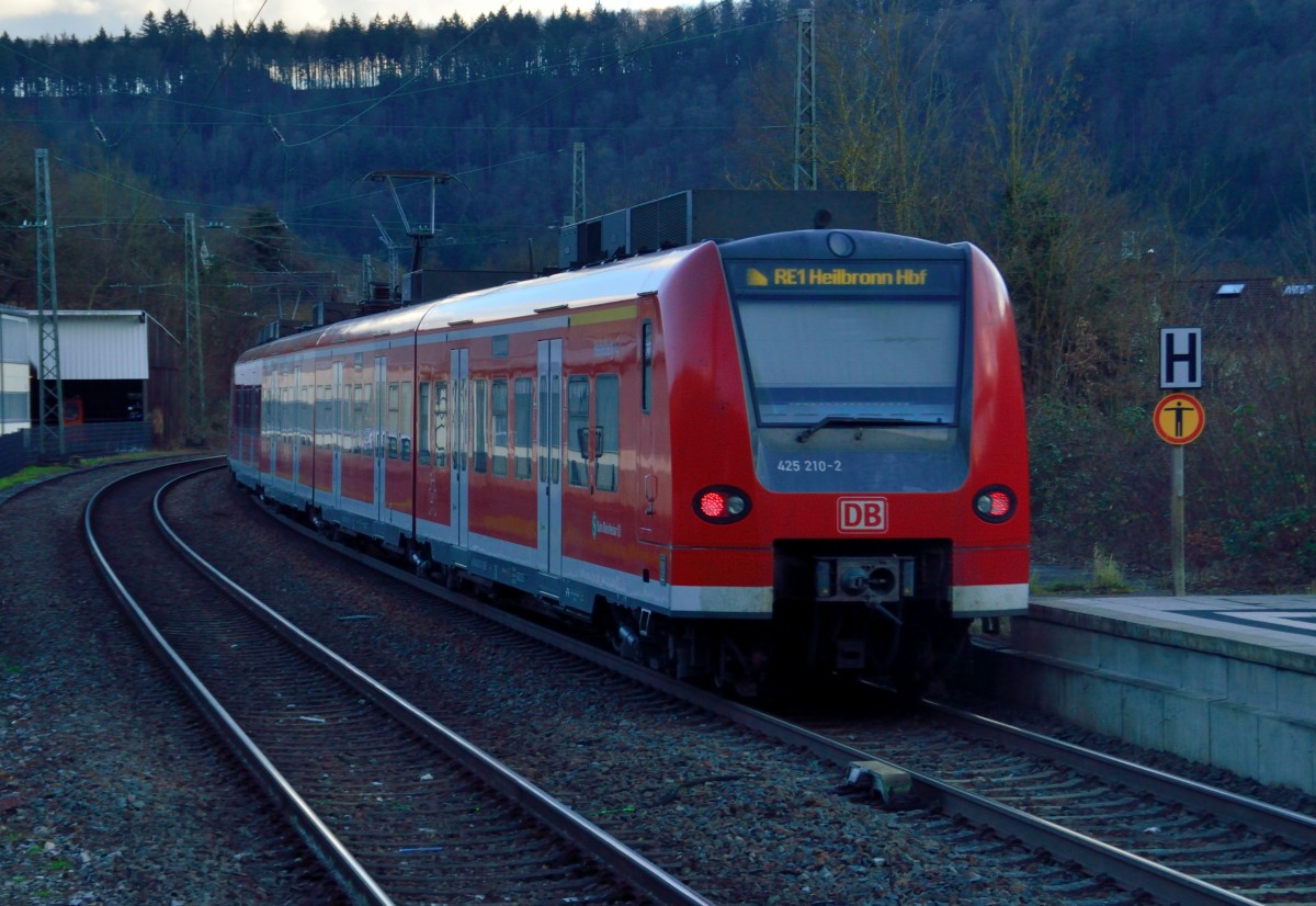 Bei der Durchfahrt von Zwingenberg am Neckar ist hier ein Nachschuß auf den 425 210-2 als RE1 Heilbronn Hbf zu sehen.