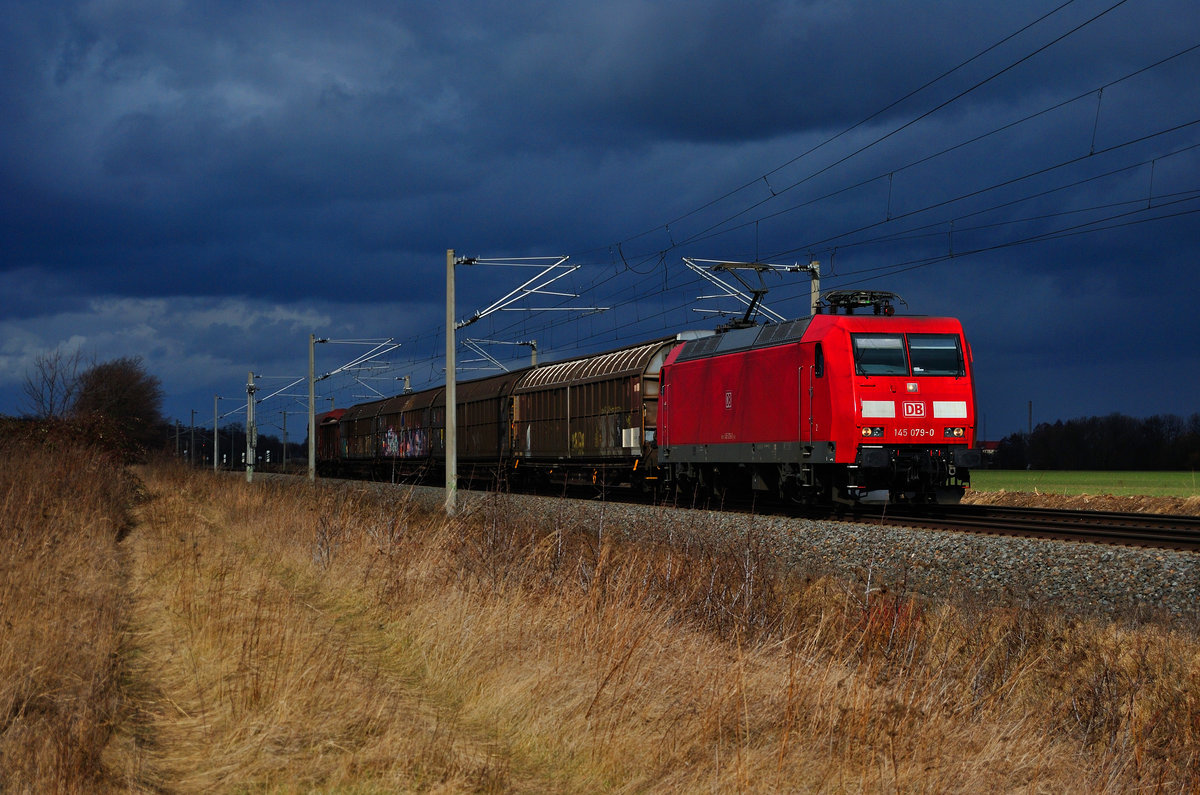Bei durchwachsenem Wetter fuhr am 21.02.17 die 145 079 mit einem gemischten Güterzug Richtung Leipzig. Aufgenommen bei einem kurzen Lichtblick in Zschortau.