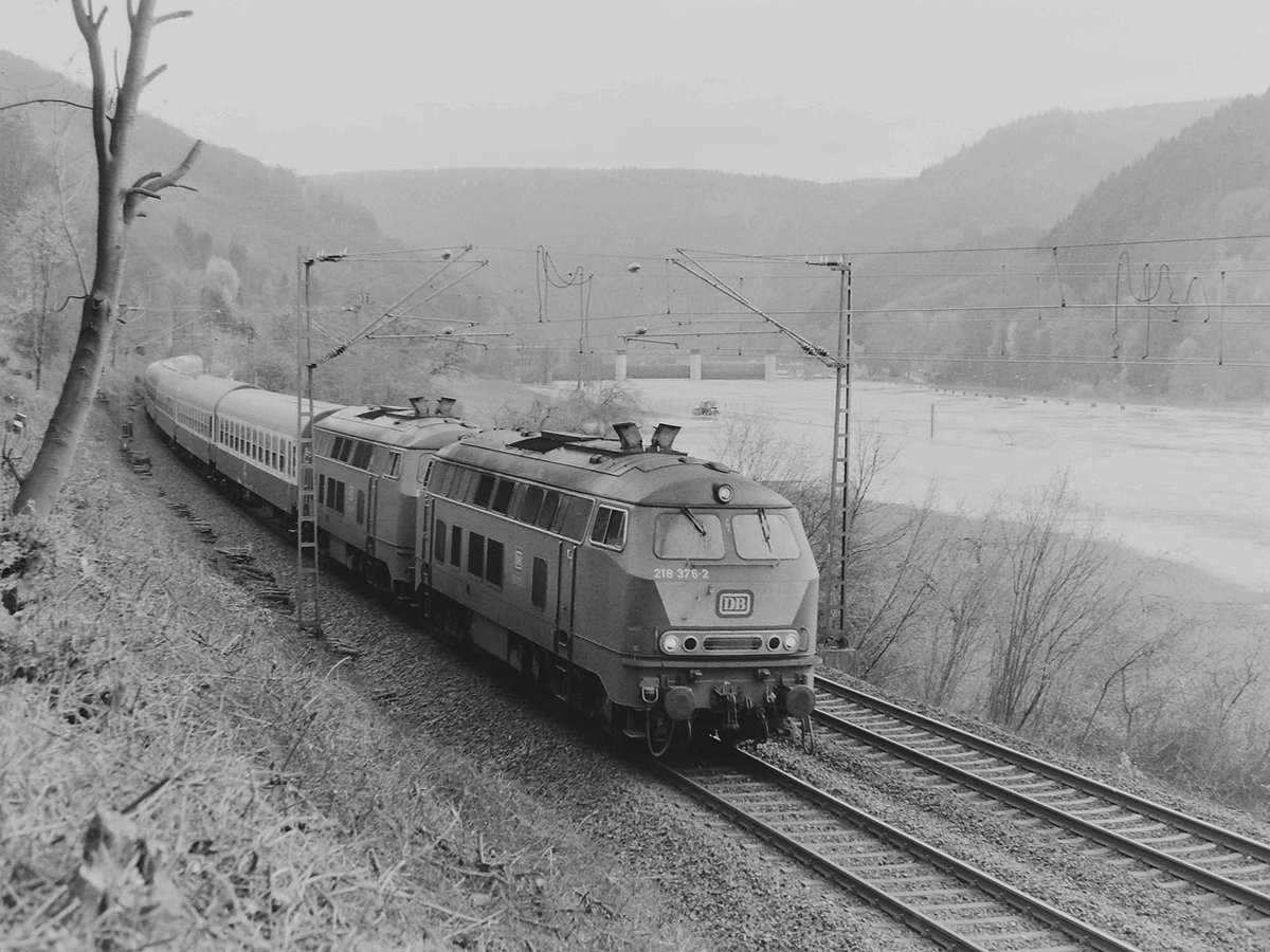 Bei Eberbach-Rockenau kommt ein Schlersonderzug zurck ins Saarland, gezogen von den beiden 218 369 und 218 376 am 14.4.1994. Im Hintergrund ist der ber die Ufer getretene Neckar zu erkennen, so das die Bundesstrae 37 auch berflutet war und die Bahn das einzige Verkehrsmittel war mit dem man Gter und Personen befrdern konnte.
Besten Dank fr das Bild an Rudolf Pavel.