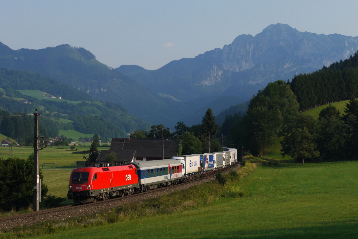 Bei Edlbach am Pyhrn konnte ich am 06.08.13 die ÖBB 1016 017 mit der ROLA 41404 (Maribor Tezno - Wels Vbf Terminal) aufnehmen.