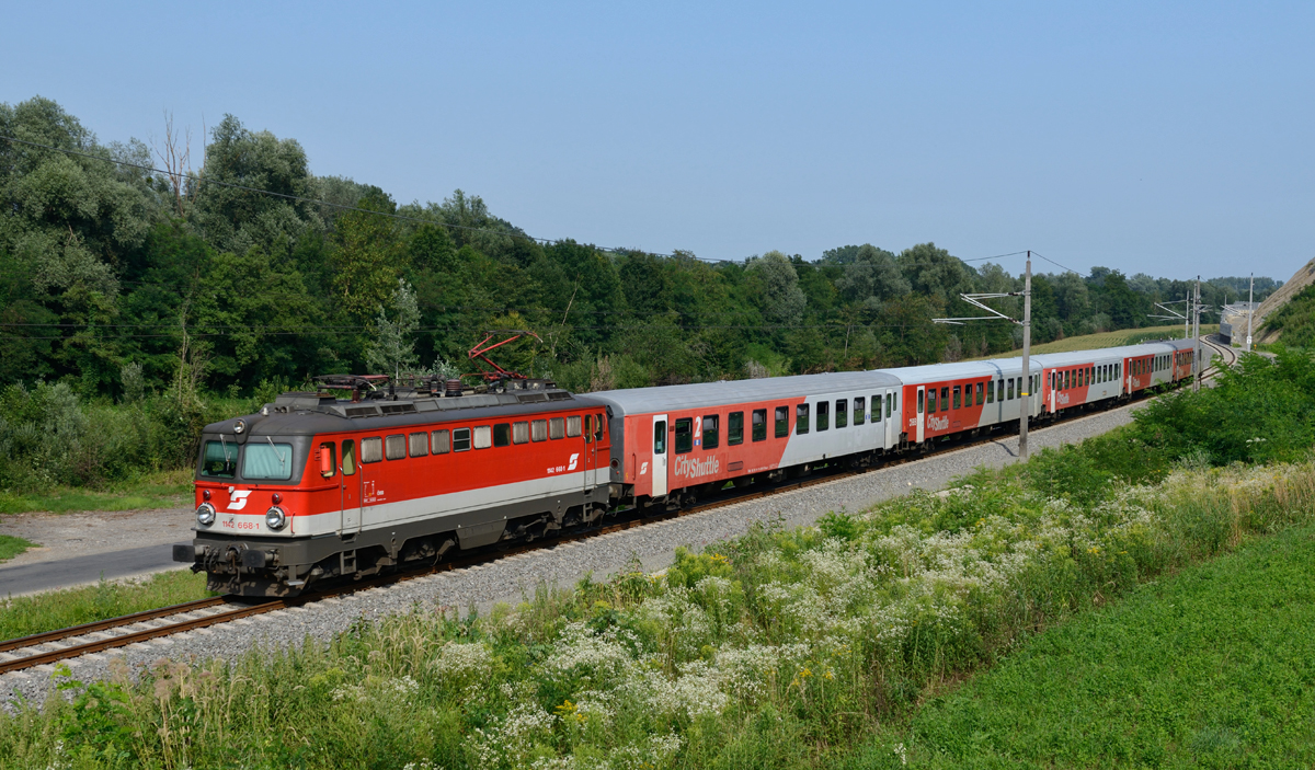 Bei Ehrenhausen erwischte ich  am Abend des 17. Juni 2015 die 1142 688 welche mit einer S-Bahn Garnitur von Spielfeld-Straß nach Graz unterwegs war. 