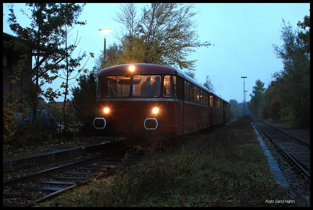 Bei Einbruch der Dunkelheit stand am 1.11.2016 wurde um 17.05 Uhr die MRU Schienenbus Einheit abfahrbereit am Bahnsteig in Uchte für die Rückfahrt nach Rahden vorbereitet.