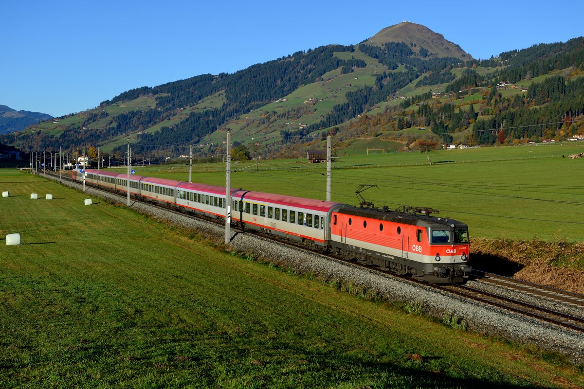 Bei einem Ausflug an die Giselabahn startet der Tag gerne mit einer Aufnahme vom OIC 515 nach Graz. Dies ist einer der wenigen verbliebenen Fernverkehrszüge auf der landschaftlich reizvollen Strecke von Wörgl nach Salzburg. Früher eine klassische 4010-er Leistung, heutzutage kommt eine Wendezug-Garnitur, zumeist von einer 1144 geführt, zum Einsatz. So auch am 26. Oktober 2013, als die 1144.045 mit besagtem OIC 515 bei Brixen im Thale abgelichtet werden konnte.