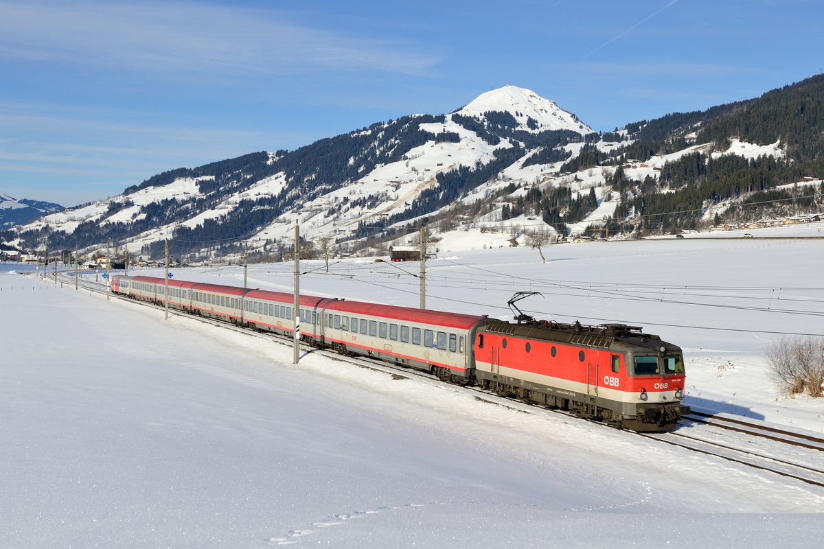 Bei einem Ausflug an die Giselabahn startet der Tag gerne mit einer Aufnahme vom OIC 515 nach Graz. Dies ist einer der wenigen verbliebenen Fernverkehrszüge auf der landschaftlich reizvollen Strecke von Wörgl nach Salzburg. Früher eine klassische 4010-er Leistung, heutzutage kommt eine Wendezug-Garnitur, zumeist von einer 1144 geführt, zum Einsatz. So auch am 14. Februar 2015, als die 1144.259 mit besagtem OIC 515 bei Brixen im Thale bei schönen winterlichen Bedingungen abgelichtet werden konnte.