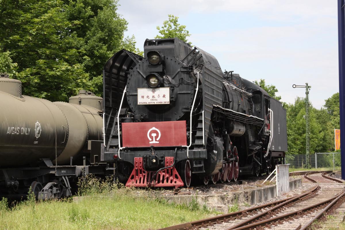 Bei einem Besuch im Museum Speyer am 28.5.2014 war die chinesische QJ 2655 nahezu
die einzige Lokomotive, die im Museum frei zu fotografieren war. Bei allen anderen
war immer was im Bild, was dort nicht hin gehörte.