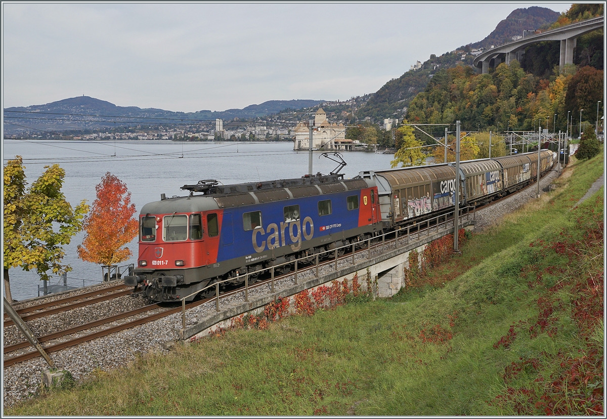 Bei einem eher  schlechten  Licht zeigt sich die SBB Re 6/6 11611 (Re 620 011-7)  Rüti ZH  in bunten Herbst beim Château de Chillon auf dem Weg in Richtung Wallis. 

20. Okt. 2020
